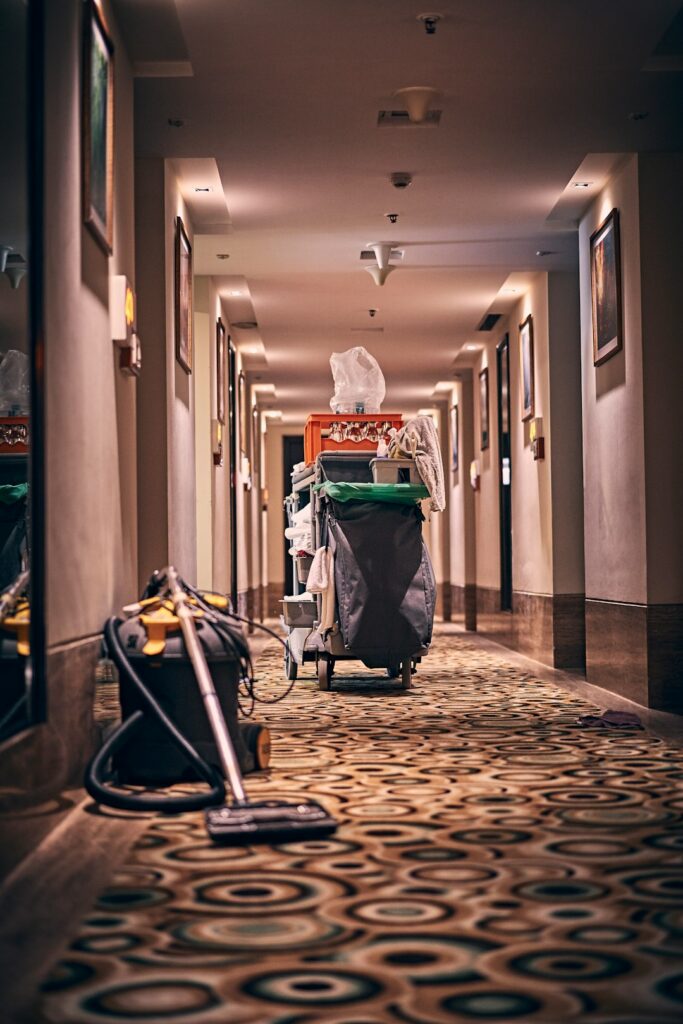 Treppenhaus mit Kinderwagen – sauberer Hausflur im Mehrfamilienhaus