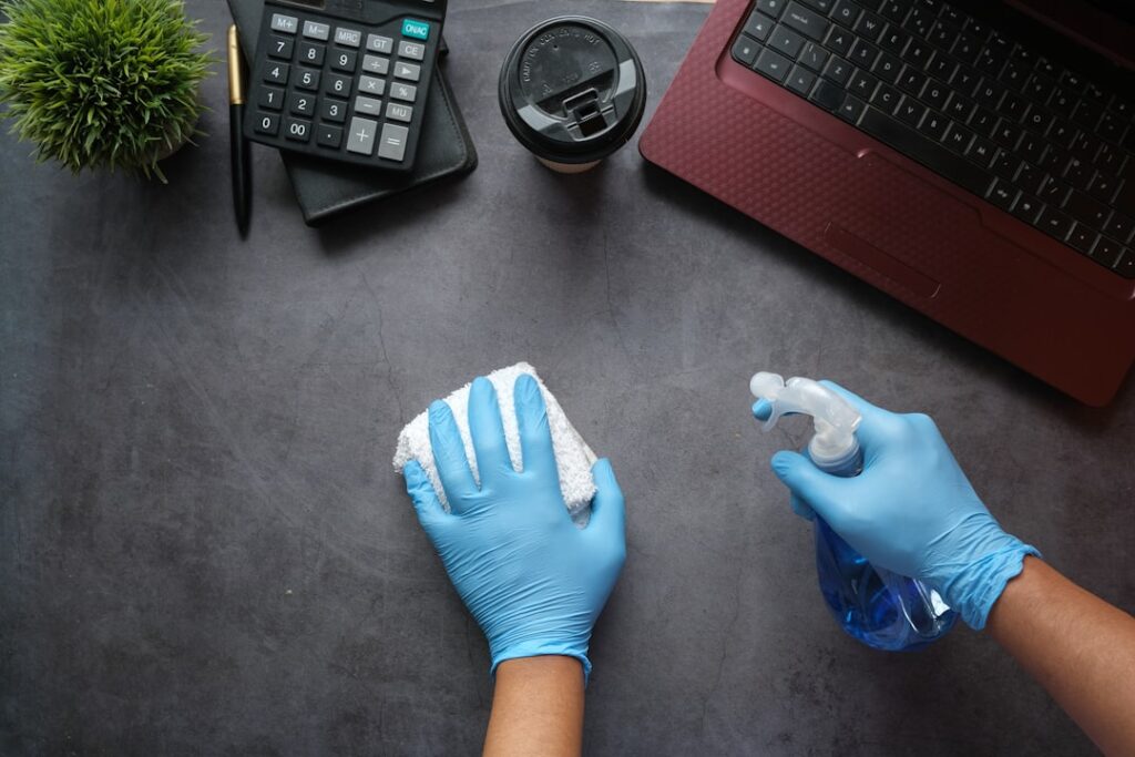 Person arbeitet konzentriert am Laptop im Büro – Coworking-Arbeitsplatz