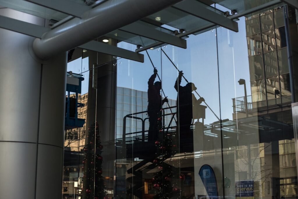Fensterreinigung mit Hebebühne an einem Gewerbegebäude